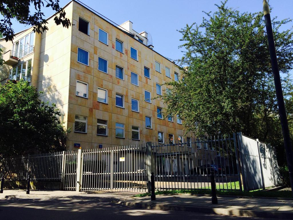 ורשה Lovely Garden Flat Near Royal Park מראה חיצוני תמונה